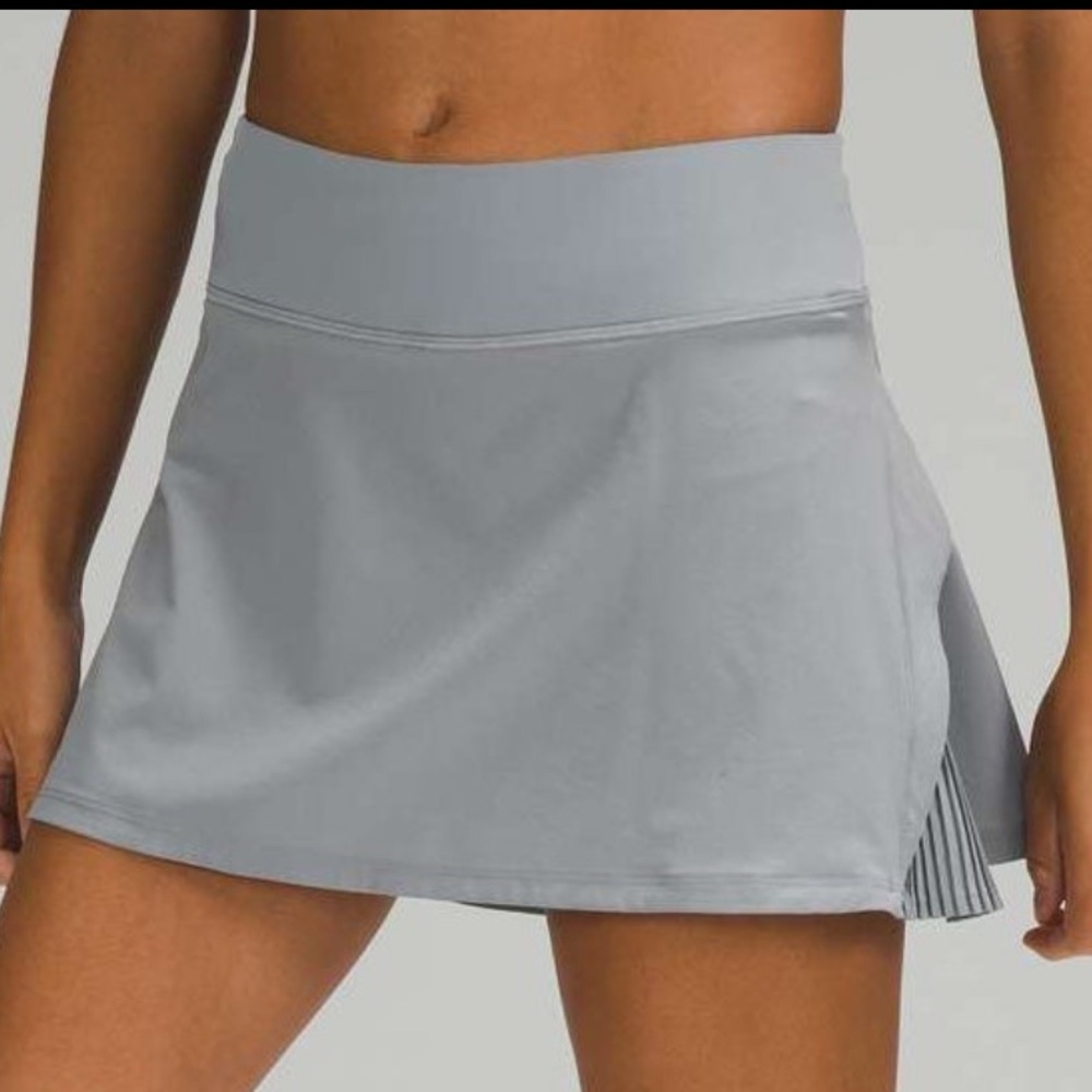 Lululemon Play off the Pleats Mid-Rise Skirt. Size 4